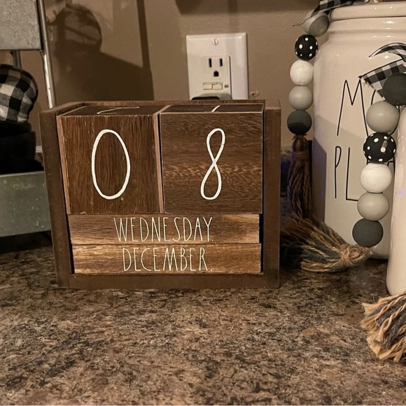 🗓️Rae Dunn Block Calendar 🗓️ - Picture 7 of 14